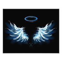 Blue Glows Angel Wings auf schwarzem Hintergrund