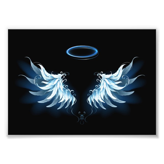 Blue Glows Angel Wings auf schwarzem Hintergrund Fotodruck (Vorne)