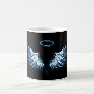 Blue Glows Angel Wings auf schwarzem Hintergrund Kaffeetasse