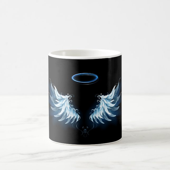 Blue Glows Angel Wings auf schwarzem Hintergrund Kaffeetasse (Mittel)