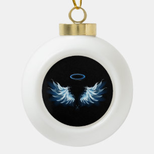 Blue Glows Angel Wings auf schwarzem Hintergrund Keramik Kugel-Ornament