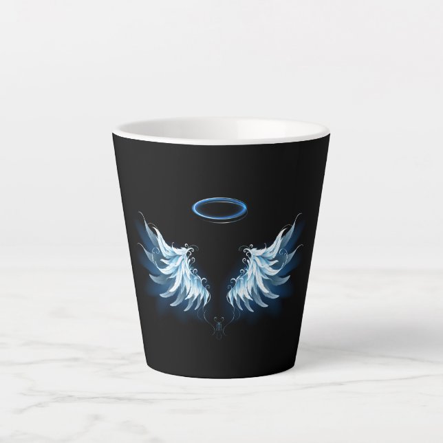 Blue Glows Angel Wings auf schwarzem Hintergrund Milchtasse (Vorderseite)