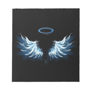 Blue Glows Angel Wings auf schwarzem Hintergrund Notizblock
