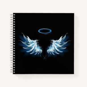 Blue Glows Angel Wings auf schwarzem Hintergrund Notizbuch