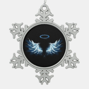 Blue Glows Angel Wings auf schwarzem Hintergrund Schneeflocken Zinn-Ornament