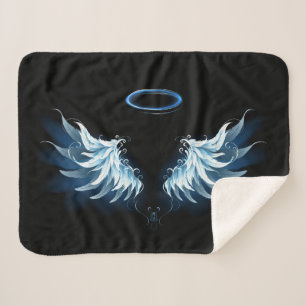 Blue Glows Angel Wings auf schwarzem Hintergrund Sherpadecke