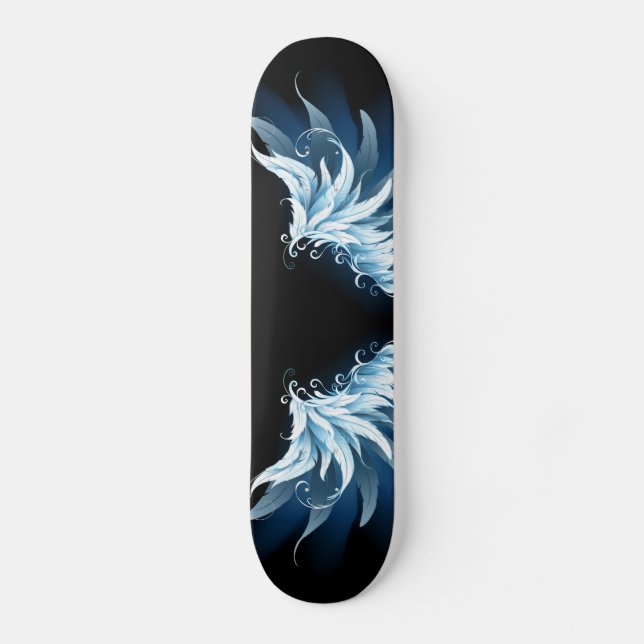 Blue Glows Angel Wings auf schwarzem Hintergrund Skateboard (Vorderseite)
