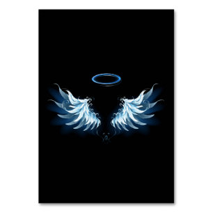 Blue Glows Angel Wings auf schwarzem Hintergrund Tischnummer