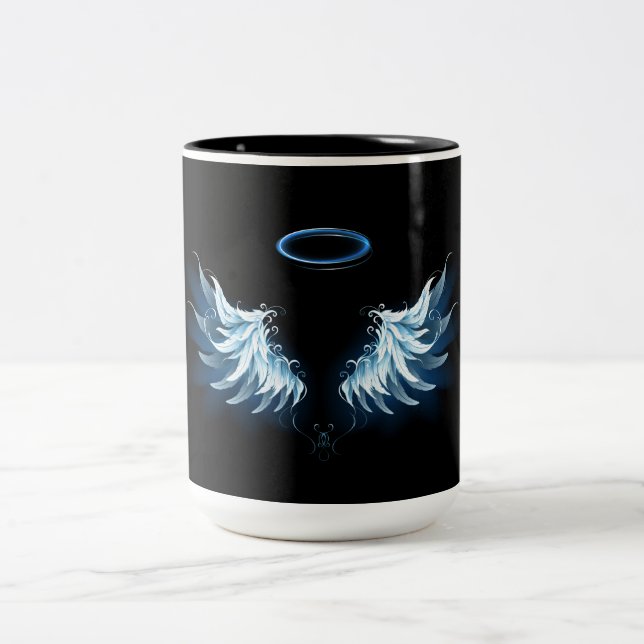 Blue Glows Angel Wings auf schwarzem Hintergrund Zweifarbige Tasse (Mittel)