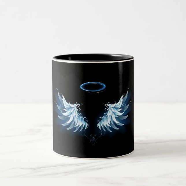 Blue Glows Angel Wings auf schwarzem Hintergrund Zweifarbige Tasse (Mittel)