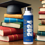 Blue Gold Class 2024 Personalisierter Abschluss Trinkflasche<br><div class="desc">Diese klassisch blaue Wasserflasche für Senioren-Absolventen bietet eine fett vergoldete und weiße Typografie-Leseklasse aus dem Jahr 2024 in verschiedenen Buchstaben für ein Party-Sake-Geschenk für Gymnasien oder Uni-Abschluss. Passen Sie mit Ihrem Namen in elegantem kursiven Kript unter,  um einen großen Gedenkwunsch zu erhalten.</div>