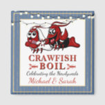 Blue Gold Crawfish Boil Neu verheiratet oder Verlo Magnet<br><div class="desc">Dieser niedliche blaue und goldene Braut- und Bräutigenkrawfischmagnet ist auf Ihr ganz besonderes Ereignis abgestimmt. Dieses aquamarine Design mit Goldperlen und Langusten eignet sich perfekt für Ihre Verlobung oder Ihr frisch verheiratetes Party. Das Wort "Languste" ist auch auf das "Kochen" zugeschnitten, was Sie haben, einschließlich Meeresfrüchte, Hummer, Krabben, etc., und...</div>