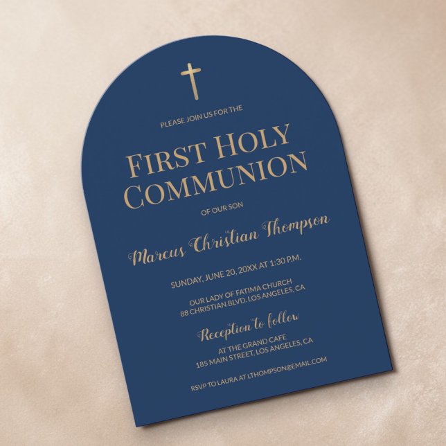Blue Gold Cross Boy Der erste heilige Kommunion Ar Einladung (Minimalist Navy blue and gold hue cross First communion arch card.)