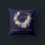 Blue Gold Floral Monogram Logo Hochzeitsgeschenk Kissen<br><div class="desc">Blue Gold Winter Blumen Monogram Logo Hochzeitsgeschenk Kissen werfen. Großartiges Geschenk für frische Weds. Einfache Anpassung der Bräutigamen,  Initialen und Hochzeitstermin. Bestelle noch heute!</div>