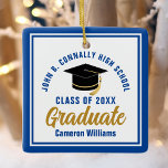 Blue Gold Graduate 2025 Personalisierte Weihnachte Keramikornament<br><div class="desc">Dieses moderne,  blau und goldfarbene Weihnachtsschmuck zeigt klassische Typografie Ihrer Universität oder Uni für die Klasse von 2025. Passen Sie mit Ihrem geschlossen Jahr neben dem schicken handgeschriebenen Drehbuch und schwarzen Gradmesser für eine große personalisierte Gratulationen Abschluss Geschenk.</div>
