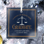 Blue Gold Law School Abschluss Weihnachten Ornament Aus Glas<br><div class="desc">Dieser Abschluss der klassischen marineblauen und goldfarbenen Schule Weihnachtsschmuck für einen Anwalt zeigt die weiße Waage der Gerechtigkeit für die Klasse von 2025. Passen Sie mit Ihrem geschlossen Jahr unter der eleganten Kalligrafie für ein großartiges personalisiertes Universitätsabsolventengeschenk an.</div>