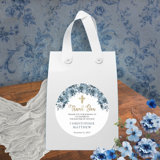 Blue Gold Watercolor Blumenjungen Taufe Vielen Dan Runder Aufkleber (Elegant Dusky Blue and Gold-Toned Watercolor Floral Boy Baptism Thank You Classic Round Sticker)