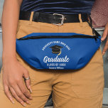 Blue Graduate Custom 2025 Abschluss Keepake Bauchtasche<br><div class="desc">Dieses moderne,  blaue Fanny Pack für Senioren-Absolventen verfügt über Ihren High School- oder Uni-Namen für die Klasse von 2025. Passen Sie mit Ihrem geschlossen Jahr unter der schicken handgeschriebenen Drehbuch-und grad-Kappe für ein großes personalisiertes Abschluss-Sake-Geschenk an.</div>