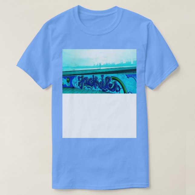 Blue Graffiti vor Hamburger Hafen mit Kranen T-Shirt (Design vorne)
