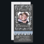 Blue/Gray Chalkboard Frohe Weihnachtsfotokarte Feiertagskarte<br><div class="desc">Fröhliche Weihnachtsfotokarten mit einem Chalkboard-Look Hintergrund,  viele graue Wirbel und Text,  der Frohe Weihnachten,  eine Reihe von Baumlichter in blau und grau,  grau und blau hängende Ornamente,  und Bereiche,  die Sie können diese schönen und hellen Urlaubsfotokarten mit Ihrem Foto und Namen anpassen!</div>