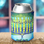 Blue Green Hanukkah Menorah Peace Liebe Light Küns Dosenkühler<br><div class="desc">"Liebe und Licht des Friedens." Mit dieser farbenfrohen, maßgeschneiderten Hanukkah kann die Urlaubssaison noch ganz schön frisch werden! Eine spielerische, künstlerische Illustration blauer Menorahkerzen mit bunten Imitate-Folienmustern und moderner Typografie überlagert einen türkisfarbenen Farbverlauf zu weißem, texturiertem Hintergrund. Personalisieren Sie mit Ihrem Namen. Genießen Sie die Wärme und Freude der Ferienzeit,...</div>