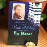 Blue & Green Tallit Bar Mitzvah Einladung<br><div class="desc">Ankündigen Sie Ihre Bar Mitzvah mit lebhaften Gebetshütten über dunkelblau und grün Pinselstrichtextur. Vivid blaue RSVP-Karten mit gestreiftem Tallit und Torah-Scroll, Rücksendeadressen-Aufklebern und anderen blauen und/oder grünen Bar Mitzvah-Accessoires vervollständigen das Aussehen eines modernen traditionellen Festes. Auf allen Karten dieser Kollektion sind silberfarbene, aquamarine, königsblaue und helle grüne Tips zu finden....</div>