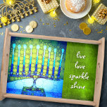 Blue Hanukkah Menorah Live Liebe Sparkle Tablett<br><div class="desc">"Die Live-Liebe strahlt glänzen." Ein nahes Foto einer leuchtenden, farbenfrohen, blauen und grünen künstlerischen Menorah hilft Ihnen, den Urlaub von Hanukkah stilvoll zu gestalten. Genießen Sie die Wärme und Freude der Ferienzeit, wenn Sie dieses atemberaubende, farbenfrohe Hanukkah Serviertablett benutzen. Dieses Serviertablett ist in zwei Größen, klein und groß, sowie Ihre...</div>