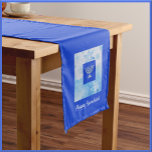 Blue Hanukkah Menorah Mittelgroßer Tischläufer<br><div class="desc">Schöne Menorah Grafik mit "HAPPY HANUKKAH" in Schriftzeichen. Hübsch auf jedem Tisch!</div>