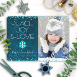 Blue Hanukkah Peace Joy Liebe Zitat Foto Schneeflo<br><div class="desc">"Frieden, Freude und Liebe." Eine lustige, spielerische Schneeflocke-Illustration und moderne Typografie auf einem aquamarinen Marmorboden, der mit Marmor verkleidet ist, helfen Ihnen, die Hanukkah-Saison und das individuelle Foto Ihrer Wahl einzuläuten. Imitate türkisfarbene Folie und weiße Konfetti-Punkte bilden den Rahmen der Karte. Fühlen Sie die Wärme und Freude der Ferien, wenn...</div>