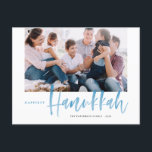 Blue Happiest Hanukkah Brush Calligraphy Foto Feiertagspostkarte<br><div class="desc">Herzlichen Glückwunsch an Hanukkah! Senden Sie Ihren Lieben mit dieser handgeschriebenen Happy Hanukkah Postkarte Urlaubsgrüße. Sie zeichnet sich durch eine moderne blaue Bürste mit Kalligraphie und einem passenden zarten Schneemuster aus. Personalisieren Sie diese, indem Sie ein Foto, Namen, Datum und Nachricht hinzufügen. Diese festlich blaue Kalligrafie-Urlaubskarte ist in anderen Farben...</div>