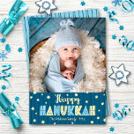 Blue Happy Hanukkah Foto Niedlich Modern Real Gold Folien Feiertagskarte<br><div class="desc">"Happy Hanukkah." Spaß, spielerisch, skurril, handgefertigt echte Goldfolie und hellblaue Typografie, eine zufällige Goldfolie Star of David Muster, und die blau gezeichneten Linien der Mitternacht überlagern einen dunkelblauen Hintergrund. Fügen Sie das Foto Ihrer Wahl hinzu und helfen Sie uns mit dieser atemberaubenden, farbenfrohen, personalisierten Goldfolienkarte in Hanukka. Handgezeichnete dunkelblaue Linien...</div>