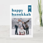 Blue Happy Hanukkah Typografie Snowflakes Foto Feiertagskarte<br><div class="desc">Happy Hanukkah! | Senden Sie Ihre Urlaubswünsche mit dieser benutzerdefinierbaren Hanukkah-Fotokarte. Es zeichnet sich durch eine blaue Retro-fette Typografie,  einen schlichten Schneeflocken-Akzent und festliche Muster aus. Personalisieren Sie diese durch Hinzufügen von Namen,  Jahr und Foto. Diese festliche Foto Happy Hanukkah-Karte ist in verschiedenen Farben und Cardstock erhältlich.</div>