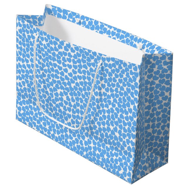 Blue Hearts on White Große Geschenktüte (Vorderseite Schrägansicht)