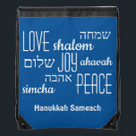 Blue Hebrew Hanukkah Sportbeutel<br><div class="desc">Stilvolle HANUKKAH Drawstring Bag mit LIEBE JOY PEACE inklusive hebräischer Übersetzungen in schwarzer Typografie vor TEKHELET BLUE Hintergrund. Text ist KUNDENBAR,  falls Sie irgendetwas ändern möchten. HAPPY HANUKKAH ist ebenfalls anpassbar,  sodass Sie durch einen Namen oder Initialen ersetzen können. Teil der HANUKKAH Kollektion. Matching-Elemente sind verfügbar.</div>