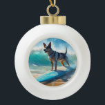Blue Heeler Beach Surfanstrich Keramik Kugel-Ornament<br><div class="desc">Tauchen Sie ein in die spielerische Welt des Kaninchen-Abenteuers mit diesem faszinierenden Bild. Ein gepflegter Hund geht zu den Wellen und reitet geschickt auf einem sonnengeküssten Strand. Das lebendige Kunstwerk vereint wunderbar das Wesentliche der Erregung am Strand, während der Hund furchtlos auf den Wellen reitet und den Geist von Spaß...</div>