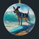 Blue Heeler Beach Surfanstrich Keramik Ornament<br><div class="desc">Tauchen Sie ein in die spielerische Welt des Kaninchen-Abenteuers mit diesem faszinierenden Bild. Ein gepflegter Hund geht zu den Wellen und reitet geschickt auf einem sonnengeküssten Strand. Das lebendige Kunstwerk vereint wunderbar das Wesentliche der Erregung am Strand, während der Hund furchtlos auf den Wellen reitet und den Geist von Spaß...</div>
