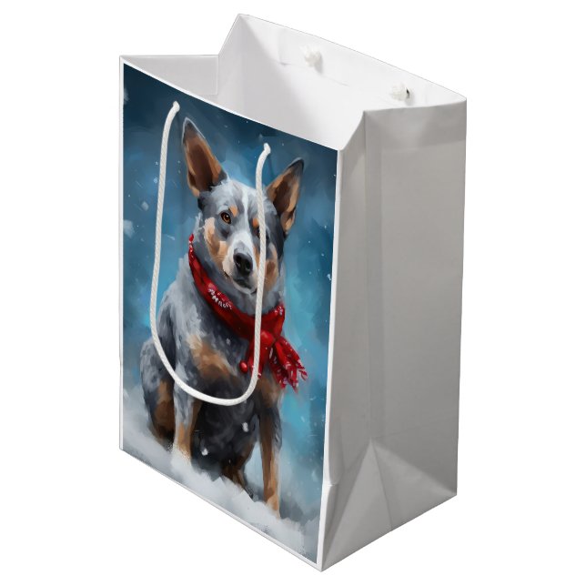 Blue Heeler Dog in Schnee Weihnachten Mittlere Geschenktüte (Vorderseite Schrägansicht)