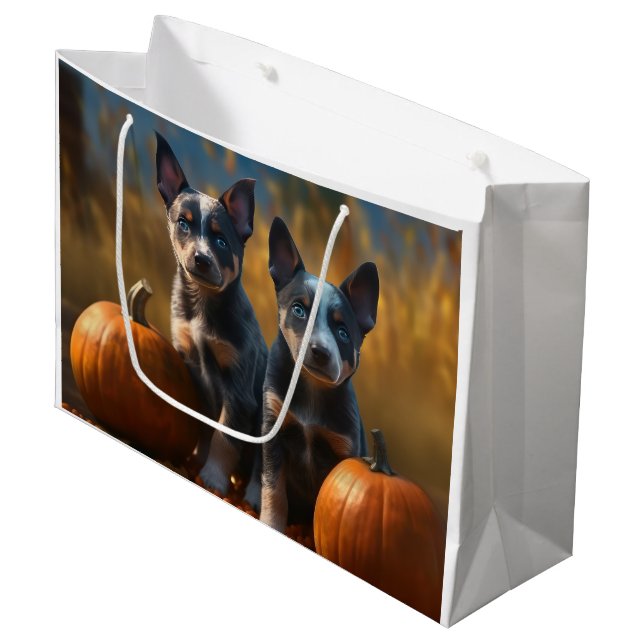 Blue Heeler Welpe Autumn Delight Pumpkin Große Geschenktüte (Vorderseite Schrägansicht)