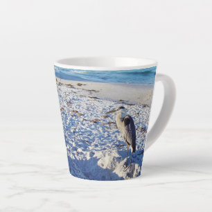 Blue Heron am Strand Latte Tasse