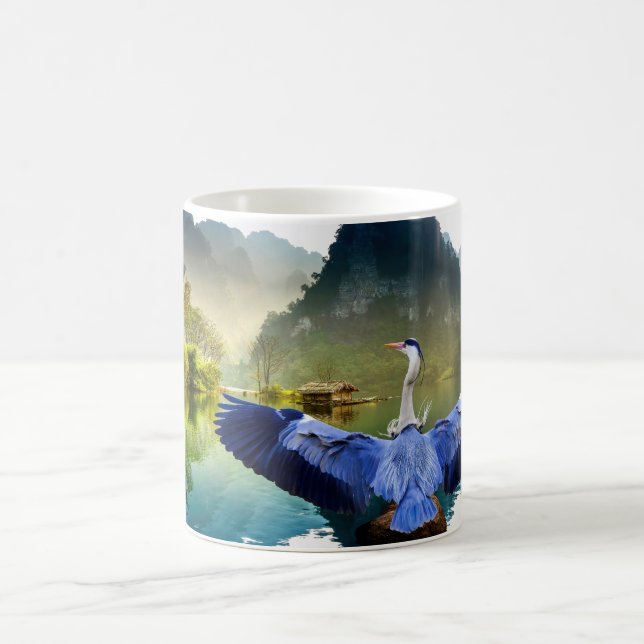 Blue Heron an einem schönen See in Vietnam Kaffeetasse (Mittel)