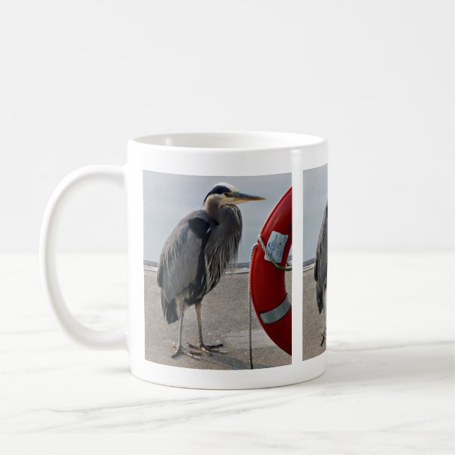 Blue Heron Stehend von Life Ring on Beach Tasse (Links)