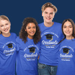 Blue High School Graduate Custom 2023 Abschluss T-Shirt<br><div class="desc">Dieser klassisch blaue T - Shirt zeigt klassische weiße Typografie Ihres High School- oder Uni-Namens für die Klasse 2023. Passen Sie mit Ihrem geschlossen Jahr unter der schicken,  handgeschriebenen schwarzen Schrift und der schwarzen Graduierenkappe für einen großen personalisierten Abschluss Tee für ein Party oder Sake für Ihre Schüler an.</div>