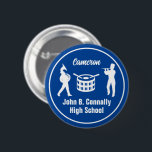 Blue High School Marching Band Personalisiert<br><div class="desc">Dieser coole,  speziell auf die Bedürfnisse der Gäste zugeschnittene,  königsblaue High School Marching Band Button zeigt die weiße Typografie Ihres Spielernamen unter den Schlagzeug. Ein großartiges Geschenk für Schüler und Musiker für Eltern.</div>