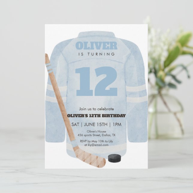 Blue Hockey Jersey Birthday Invitation Einladung (Stehend Vorderseite)