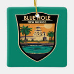 Blue Hole New Mexico Reisen Art Abzeichen Keramikornament<br><div class="desc">Das Blaue Loch im Vektorkunststil. Das Blue Hole von Santa Rosa,  oder einfach das Blue Hole,  ist ein kreisförmiger,  glockenförmiger Pool oder ein kleiner See entlang der Route 66 östlich von Santa Rosa.</div>