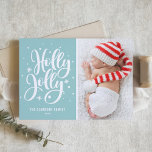 Blue Holly Jolly Hand Lettering Baby Foto Feiertagskarte<br><div class="desc">Holly Jolly Hand Lettered Foto Holiday Card | Versenden Sie festliche Feiertagsgrüße an Familie und Freunde mit dieser individuell gestaltbaren Ferienwohnung-Karte. Es verfügt über ein handgeschriebenes "heiliges Jolly" Overlay mit Schnee- und Schneeflocken-Akzent. Anpassen,  indem Sie Ihr Lieblings-Foto hinzufügen. Matching-Elemente sind verfügbar.</div>
