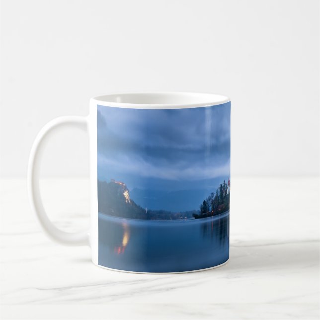 Blue Hour am Lake Bled Foto Landschaft Kaffeetasse (Links)
