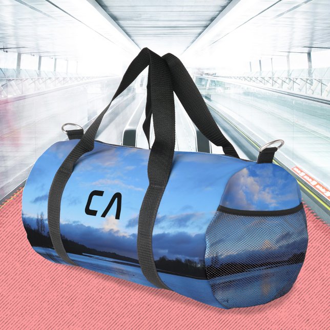 Blue Hour Lake Monogram Foto Travel Duffle Bag (Blue Hour Lake Monogram Wanderlust Photo Duffle Bag 
©Susanne Sachers - Sunny Wanderlust 🌞✈️)