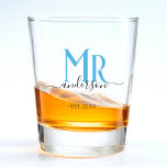 Blue Husband Groom Mr Wedding Jubiläum Schnapsglas<br><div class="desc">Feiern Sie Ihre heilige Ehe mit diesem coolen Mr. shot Glas für Ehemänner oder Männer im Allgemeinen. Passen Sie es an,  indem Sie Ihren Nachnamen / Nachnamen und das Hochzeitstag Jahr. Der elegante Schriftart in Blau und Schwarz. Großartiges Jubiläum oder Geburtstagsgeschenk für einen Bräutigam.</div>