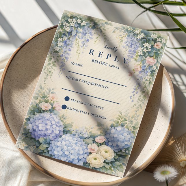 Blue Hydrangea And Ivory Rose Wedding RSVP Karte (Von Creator hochgeladen)